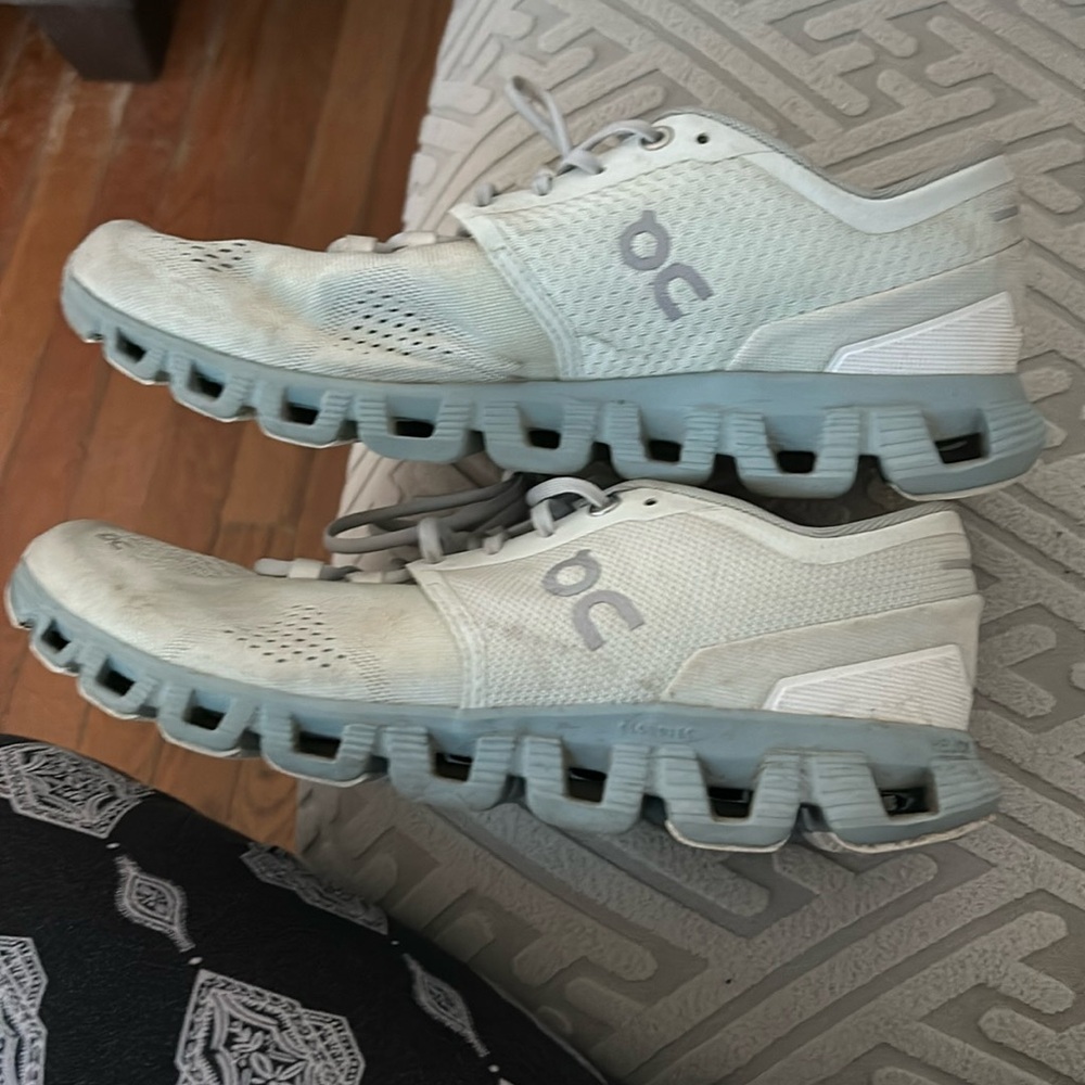 On Cloud running shoes in light grey size 9.5 lightly used and only in gym!
